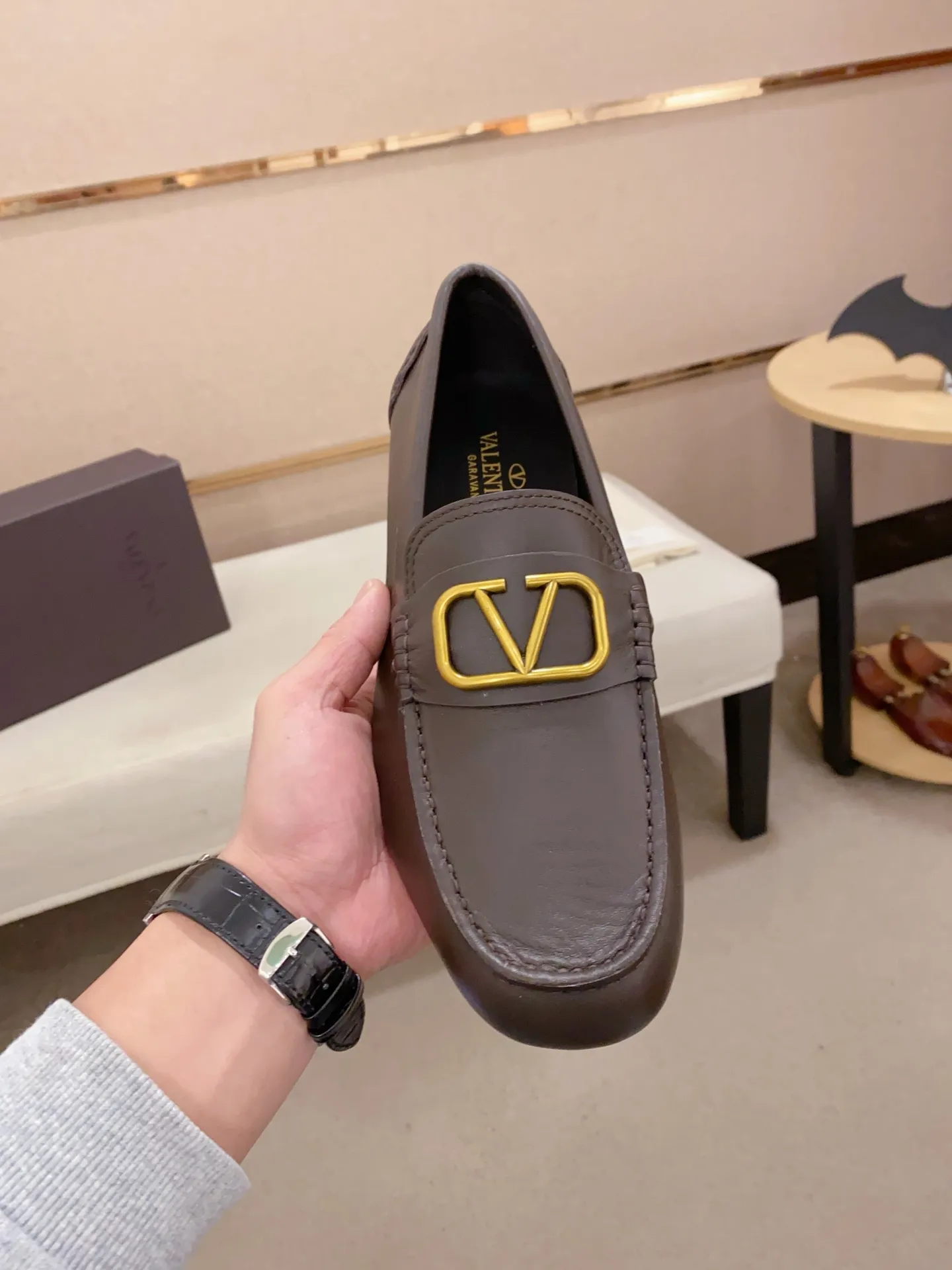 Men's shoes💰: 680💰VALENTINO, made of imported cowhide with imported water-dyed cowhide lining, iconic hardware and iconic wear-resistant outsole. 38-44. 45 VALENTINO packaging can be customized to enjoy the brand’s iconic product packaging